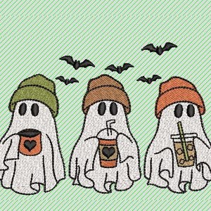 Puede incluir: Diseño bordado con tres fantasmas amigables con gorros verdes, marrones y naranjas. Cada fantasma sostiene una bebida con un corazón. Murciélagos negros vuelan sobre un fondo verde.