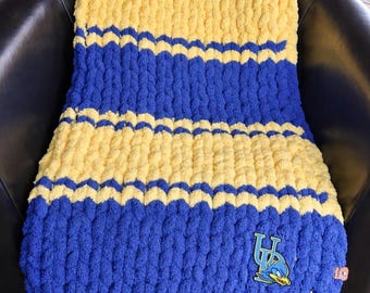 Custom team chunky knit throw blanket - handmade - University of Delaware