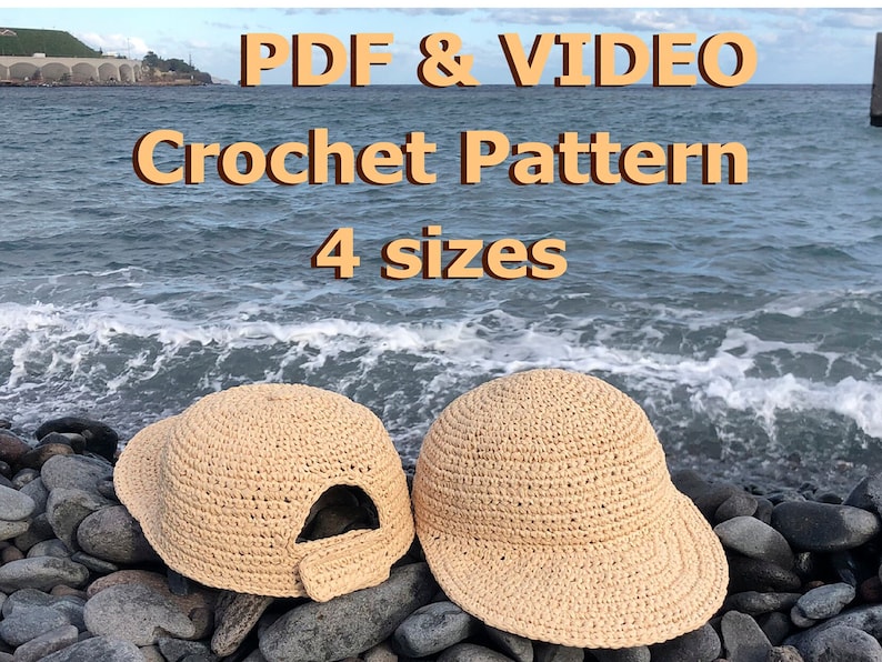 Pode incluir: Dois chap&eacute;us de croch&ecirc; bege, um com um furo na parte de tr&aacute;s, em uma praia de seixos com &aacute;gua azul ao fundo. O texto "PDF & VIDEO Crochet Pattern 4 sizes" est&aacute; sobreposto &agrave; imagem.