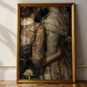 Puede incluir: Dos mujeres con vestidos vintage con detalles de encaje se encuentran juntas. La mujer de delante lleva un vestido blanco con un escote con volantes y la mujer de atr&aacute;s lleva un vestido marr&oacute;n con una superposici&oacute;n de encaje. El fondo es de color verde oscuro con nen&uacute;fares blancos.