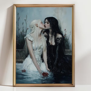 K&ouml;nnte beinhalten: Gerahmtes Kunstwerk, das zwei sich k&uuml;ssende Frauen in einem Wasserbecken zeigt. Eine Frau hat langes, wei&szlig;es Haar und tr&auml;gt ein wei&szlig;es Kleid. Die andere hat schwarzes Haar und ein schwarzes Kleid. Rote Blumen schwimmen im Wasser, vor blauem Hintergrund.