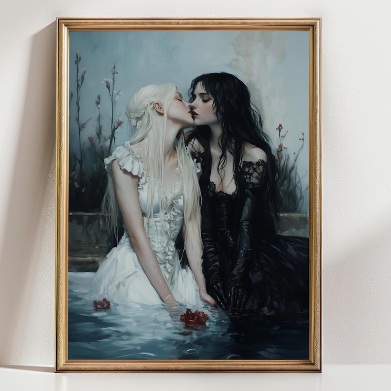 K&ouml;nnte beinhalten: Gerahmtes Kunstwerk, das zwei sich k&uuml;ssende Frauen in einem Wasserbecken zeigt. Eine Frau hat langes, wei&szlig;es Haar und tr&auml;gt ein wei&szlig;es Kleid. Die andere hat schwarzes Haar und ein schwarzes Kleid. Rote Blumen schwimmen im Wasser, vor blauem Hintergrund.