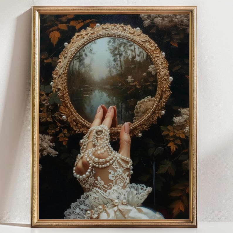 Op de afbeelding: Een hand met een parel- en kant handschoen reikt naar een gouden spiegel met een spiegelbeeld van een bos met een meer. De spiegel is omgeven door weelderig groen en bloemen.