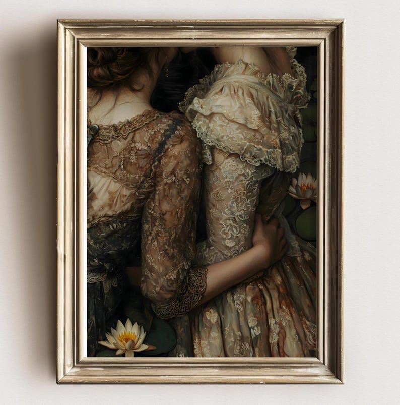 Puede incluir: Dos mujeres con vestidos vintage con detalles de encaje se abrazan en una pintura. Las mujeres est&aacute;n rodeadas de follaje verde y nen&uacute;fares blancos.