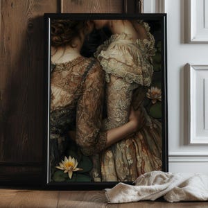 Puede incluir: Dos mujeres con vestidos de estilo vintage con detalles de encaje se abrazan en un exuberante jard&iacute;n. Las mujeres est&aacute;n rodeadas de vegetaci&oacute;n y nen&uacute;fares, creando una atm&oacute;sfera rom&aacute;ntica y et&eacute;rea.