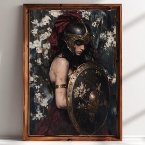 K&ouml;nnte beinhalten: Ein Gem&auml;lde einer Kriegerin in einem rot-goldenen Helm, die einen Schild mit floralem Design h&auml;lt. Sie tr&auml;gt ein rotes Kleid und hat ein Schwert in der Hand. Der Hintergrund ist ein dunkler Wald mit wei&szlig;en Blumen.