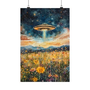Impresión de arte surrealista OVNI, prado de flores silvestres, arte mural ecléctico, paisaje floral cottagecore, impresión artística divertida y alterada, impresión de arte extraterrestre para pared OVNI. imagen 6