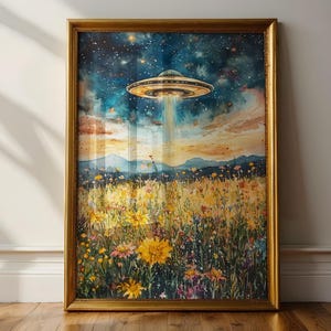 Puede incluir: Una pintura de acuarela de un campo de flores silvestres con un platillo volante flotando sobre &eacute;l. El platillo est&aacute; emitiendo un rayo de luz. El cielo es de un azul profundo con estrellas y el fondo es una acuarela de color naranja y amarillo.