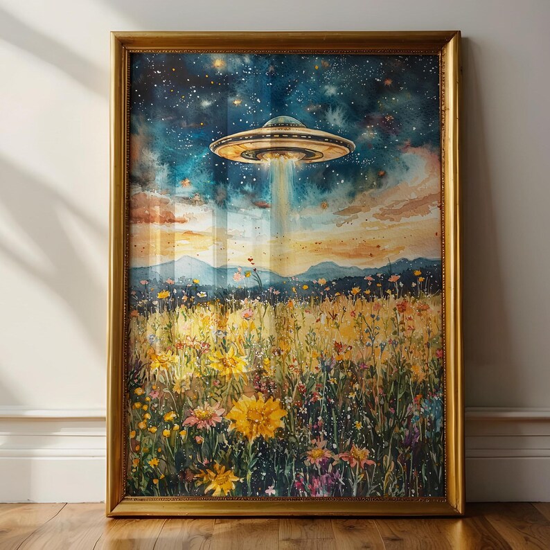 Puede incluir: Una pintura de acuarela de un campo de flores silvestres con un platillo volante flotando sobre &eacute;l. El platillo est&aacute; emitiendo un rayo de luz. El cielo es de un azul profundo con estrellas y el fondo es una acuarela de color naranja y amarillo.