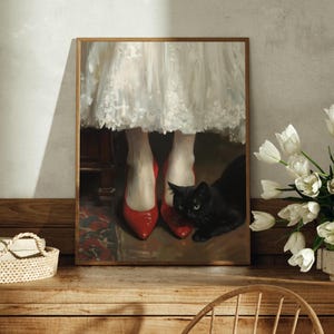 Op de afbeelding: Een schilderij van de benen van een vrouw die rode schoenen en een witte kanten jurk draagt. Een zwarte kat zit voor de benen van de vrouw en kijkt naar de kijker.
