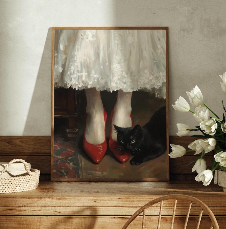 Op de afbeelding: Een schilderij van de benen van een vrouw die rode schoenen en een witte kanten jurk draagt. Een zwarte kat zit voor de benen van de vrouw en kijkt naar de kijker.
