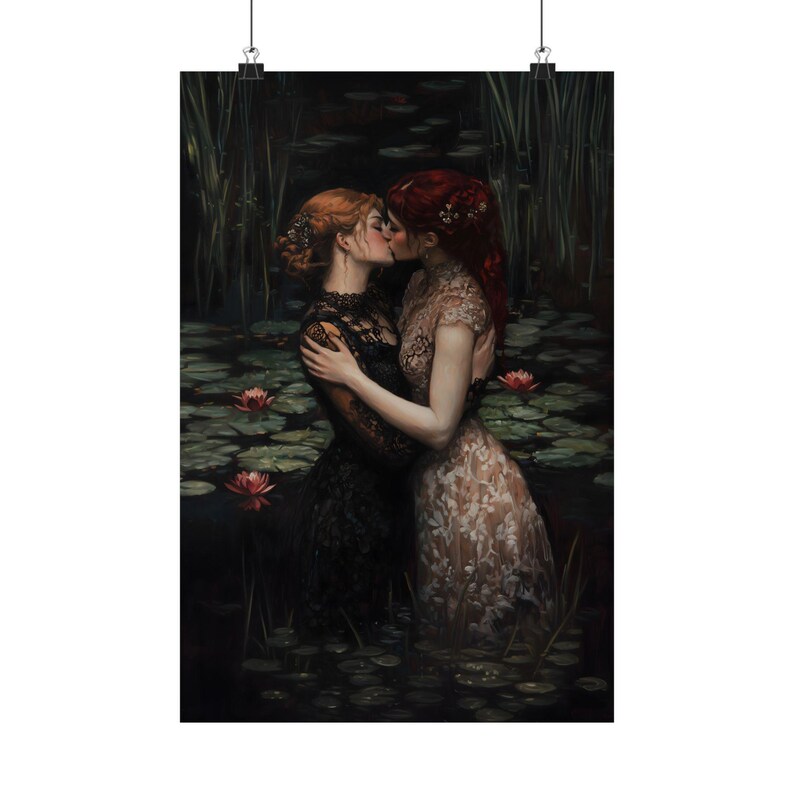 Gothic Lesbian Romance Wall Art – Dark Fairycore Kiss Print, Moody WLW Lovers Painting, Queer Love Aesthetic Decor Gift afbeelding 7