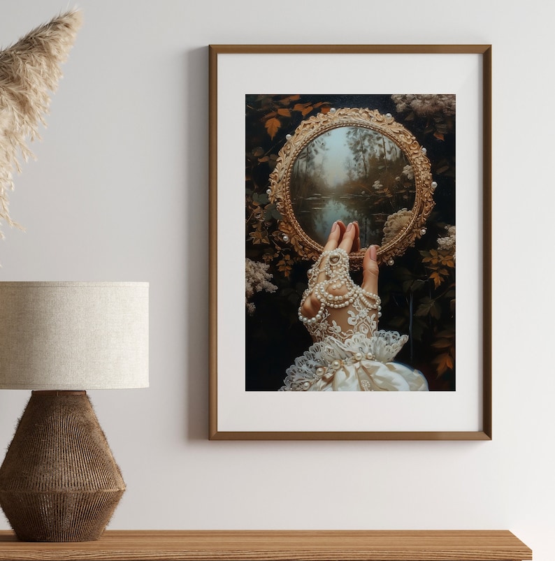 Op de afbeelding: Een hand met een parel- en kant handschoen reikt naar een gouden spiegel die een landschapsscene reflecteert. De spiegel is omringd door bloemen en bladeren.