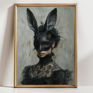Op de afbeelding: Ingelijst kunstwerk met een vrouw die een zwart leren konijnenmasker en een zwarte kanten jurk draagt. Het portret heeft een vintage esthetiek met een gouden lijst en een neutrale achtergrond. Het kunstwerk roept een gevoel van mysterie en elegantie op.