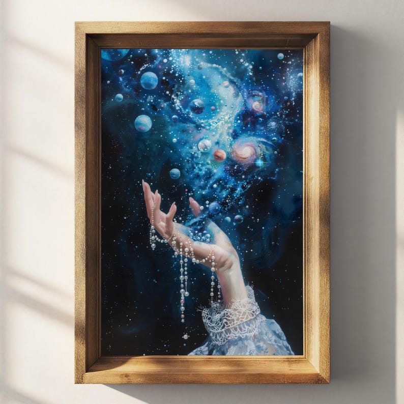 K&ouml;nnte beinhalten: Eine Hand mit einer Perlenkette greift nach einem wirbelnden blauen Nebel mit Sternen und Planeten. Die Hand tr&auml;gt eine wei&szlig;e Spitzen&auml;rmel.