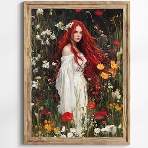 Op de afbeelding: Een vrouw met lang, golvend rood haar staat in een veld met wilde bloemen. Ze draagt een witte jurk met een lage halslijn en haar haar is versierd met witte bloemen. De bloemen in het veld zijn een mix van rood, geel en wit.