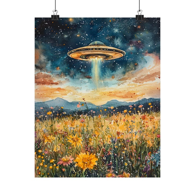 Impresión de arte surrealista OVNI, prado de flores silvestres, arte mural ecléctico, paisaje floral cottagecore, impresión artística divertida y alterada, impresión de arte extraterrestre para pared OVNI. imagen 4