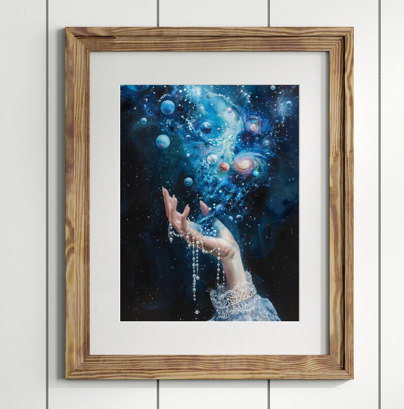 K&ouml;nnte beinhalten: Eine Hand mit einer Perlenkette greift nach einem wirbelnden blauen Nebel mit Sternen und Planeten. Die Hand tr&auml;gt eine wei&szlig;e Spitzen&auml;rmel.