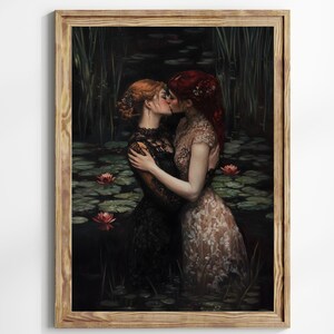 Gothic Lesbian Romance Wall Art – Dark Fairycore Kiss Print, Moody WLW Lovers Painting, Queer Love Aesthetic Decor Gift afbeelding 5