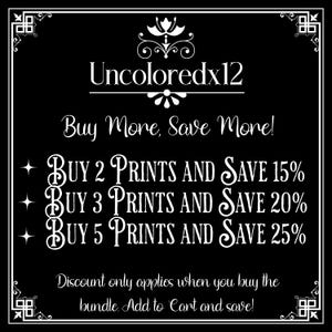 K&ouml;nnte beinhalten: Schwarzwei&szlig;er Text auf schwarzem Hintergrund mit einem dekorativen Rahmen. Der Text lautet "Uncoloredx12 Kaufen Sie mehr, sparen Sie mehr! KAUFEN SIE 2 DRUCKS UND SPAREN SIE 15 % KAUFEN SIE 3 DRUCKS UND SPAREN SIE 20 % KAUFEN SIE 5 DRUCKS UND SPAREN SIE 25 % Der Rabatt gilt nur, wenn Sie das Bundle kaufen. In den Warenkorb legen und sparen!"