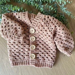 Cardigan all&#39;uncinetto fatto a mano da neonato a bambino con bottoni in legno naturale - Maglione carino e accogliente da neonato a bambino per autunno e inverno