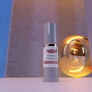 Pode incluir: Um frasco cinza de soro para a pele com um r&oacute;tulo branco que diz "Powerful Skin Serum" e "30 ml / 1 fl oz".