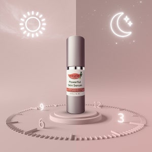 Pode incluir: Um frasco prateado de soro com um r&oacute;tulo branco que diz "Powerful Skin Serum" com o nome da marca "Collagen+" em um c&iacute;rculo verde. O frasco est&aacute; em um pedestal branco com um rel&oacute;gio atr&aacute;s.