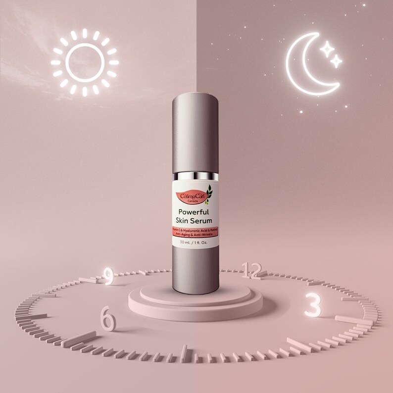 Pode incluir: Um frasco prateado de soro com um r&oacute;tulo branco que diz "Powerful Skin Serum" com o nome da marca "Collagen+" em um c&iacute;rculo verde. O frasco est&aacute; em um pedestal branco com um rel&oacute;gio atr&aacute;s.