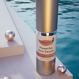 Pode incluir: Um frasco prateado de Cosme Can Powerful Skin Serum com um r&oacute;tulo rosa. O r&oacute;tulo diz "Vitamina C e &aacute;cido hialur&ocirc;nico e retinol Anti-envelhecimento e anti-rugas 30 ml/1 fl. Oz."