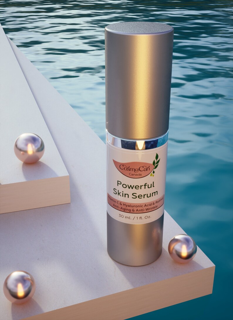 Pode incluir: Um frasco prateado de Cosme Can Powerful Skin Serum com um r&oacute;tulo rosa. O r&oacute;tulo diz "Vitamina C e &aacute;cido hialur&ocirc;nico e retinol Anti-envelhecimento e anti-rugas 30 ml/1 fl. Oz."