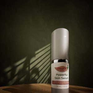 Pode incluir: Um frasco branco de soro facial potente Cosmo Can com um logotipo de folha verde. O frasco &eacute; etiquetado com o nome do produto, os ingredientes e o tamanho: 30 ml / 1 fl. Oz.