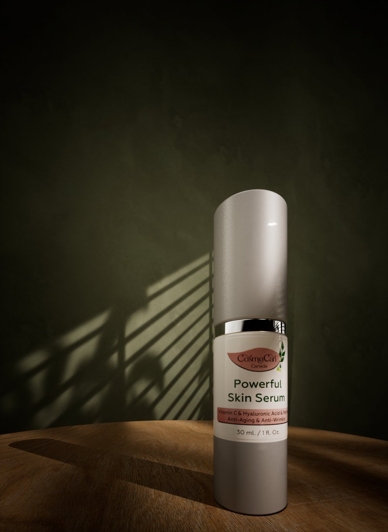 Pode incluir: Um frasco branco de soro facial potente Cosmo Can com um logotipo de folha verde. O frasco &eacute; etiquetado com o nome do produto, os ingredientes e o tamanho: 30 ml / 1 fl. Oz.
