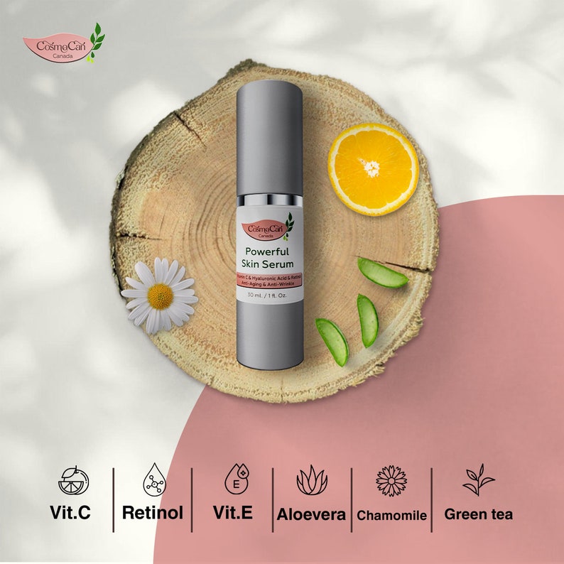 Pode incluir: Um frasco prateado de soro facial potente CosmoCan com um r&oacute;tulo branco. O frasco est&aacute; sobre uma superf&iacute;cie de madeira com uma fatia de laranja, folhas de aloe vera e uma margarida. O r&oacute;tulo lista os ingredientes: vitamina C, retinol, vitamina E, aloe vera, camomila e ch&aacute; verde.