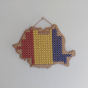 Carte de Roumanie découpée au laser SVG pour la couture, design unique, art de carte personnalisé, carte minimaliste, bleu jaune rouge, tricolore, projets de bricolage