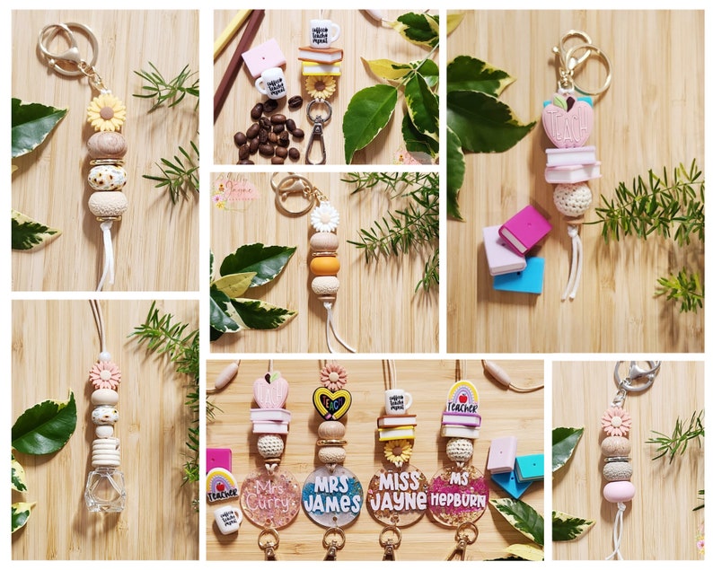 Pu&ograve; includere: Una collezione di ciondoli colorati per portachiavi da insegnante con vari design, tra cui libri, tazze da caff&egrave;, fiori ed etichette con nomi personalizzati. I ciondoli sono infilati su cordini bianchi con anelli portachiavi dorati.