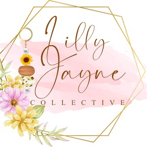 Pu&ograve; includere: Una cornice geometrica dorata con uno sfondo acquerellato rosa. Il testo "Lilly Jayne Collective" &egrave; scritto in corsivo. Un arrangiamento floreale con fiori gialli e rosa si trova sul lato sinistro della cornice. Un ciondolo con perline con un girasole e perline di legno pende dalla parte superiore della cornice.