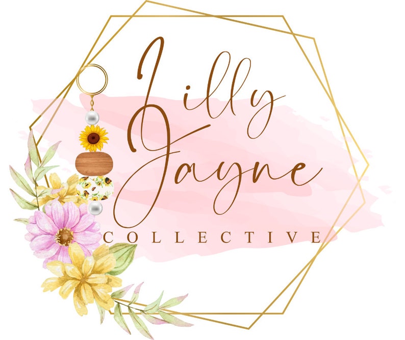 Pu&ograve; includere: Una cornice geometrica dorata con uno sfondo acquerellato rosa. Il testo "Lilly Jayne Collective" &egrave; scritto in corsivo. Un arrangiamento floreale con fiori gialli e rosa si trova sul lato sinistro della cornice. Un ciondolo con perline con un girasole e perline di legno pende dalla parte superiore della cornice.