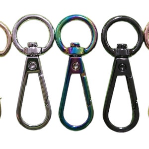 Pu&ograve; includere: Cinque chiusure girevoli in metallo in diverse finiture: oro, argento, arcobaleno, nero e oro rosa. Ogni chiusura ha un'apertura rotonda e un gancio.