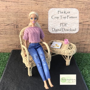 Op de afbeelding: Een roze gebreid crop top patroon voor een pop, met de tekst "Flat Knit Crop Top Pattern PDF Digital Download" op een witte achtergrond.