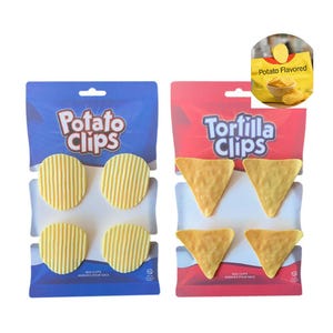 Puede incluir: Dos juegos de clips para bolsas, uno azul y otro rojo. El juego azul dice "Potato Clips" y contiene cuatro clips circulares amarillos y acanalados. El juego rojo dice "Tortilla Clips" y contiene cuatro clips triangulares amarillos. Una pequeña imagen muestra patatas fritas.