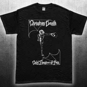 Peut inclure: T-shirt noir avec le nom du groupe "Christian Death" et le titre de l'album "Only Theatre of Pain" en lettres gothiques blanches. Une illustration blanche d'une figure est également présente. Le t-shirt est fait d'un tissu sombre et doux.