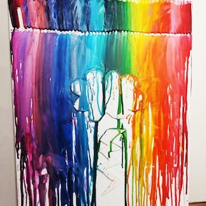 Könnte beinhalten: Ein farbenfrohes abstraktes Gemälde mit einem Regenbogen aus Farben. Das Kunstwerk zeigt ein Blumendesign in der Mitte, wobei die Farben über die Leinwand tropfen. Der obere Teil der Leinwand hat eine Reihe von Wachsmalstiften.