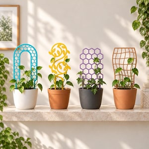 Peut inclure: Quatre plantes en pot avec des treillis décoratifs distincts. Le premier est une arche bleue à motif alvéolé, le deuxième un design de vigne jaune, le troisième une grille alvéolée violette et le quatrième une grille ondulée marron.