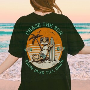 Surfing Gecko T-Shirt – Funny Reptile Beach Tee, Retro Crestie Gift, Pet Lizard Summer Shirt, Little Dino Vibes Unisex Surf Top