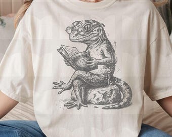 Reading Gecko T-Shirt – Vintage Woodcut Lizard Book Lover Tee