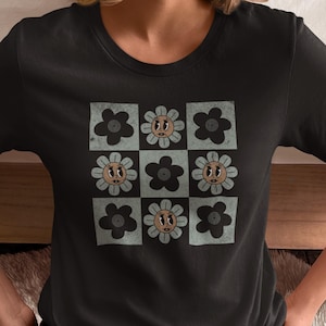Camiseta con flores kawaii Y2K, linda camiseta floral de dibujos animados para mujer, camiseta retro con cara feliz, camiseta con gráfico de flores sonrientes suaves