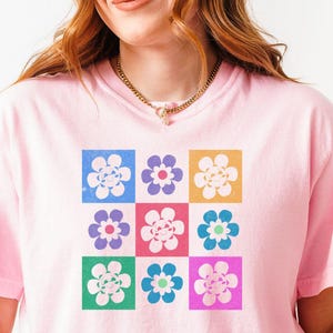 Retro Checkered Smiley Flower Comfort Colors T-Shirt: Boho Oversized Floral Tee