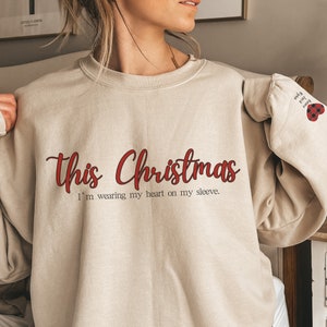 Gepersonaliseerde kersttrui | Mijn hart op mijn mouw dragen | Aangepaste namen trui | Vakantie deze kerst Mijn hart op mijn mouw
