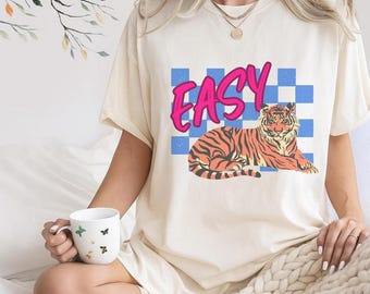 Einfaches Tiger Shirt, Retro Lounge Tiger T-Shirt mit kräftigem kariertem Hintergrund und Neontext, Vintage 90er Jahre Ästhetisches Grafik-T-Shirt