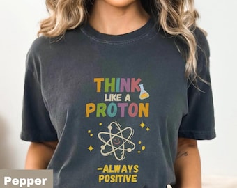 Think Like a Proton-shirt, leuk T-shirt voor wetenschapsleraar, shirt altijd positieve scheikunde, STEM-studentcadeau, nerdy terug naar school-T-shirt